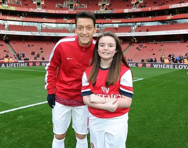 Arsenal mascot with Mesut Ozil (Arsenal). Arsenal 2: 0 Fulham. Barclays Premier League