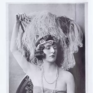 Portrait of the American dancer Nina Payne in Paris, 1922